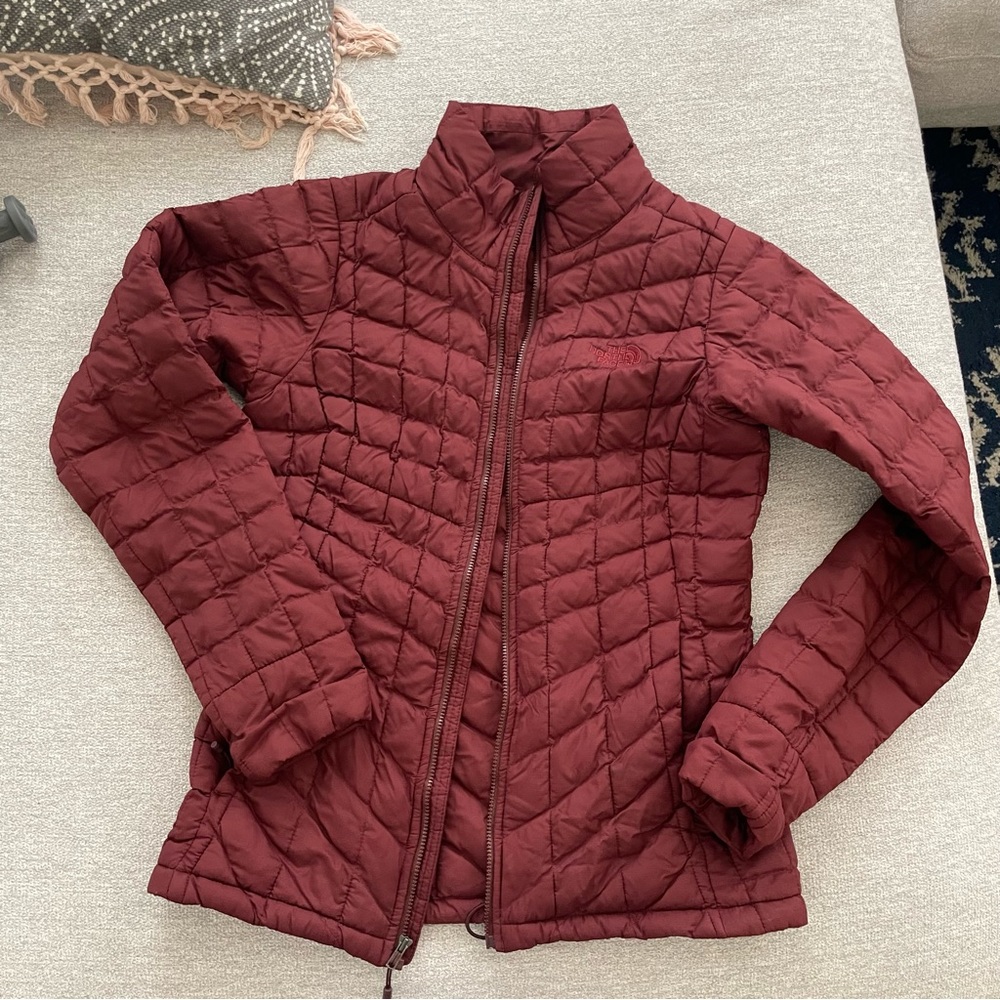 North Face Thermoball Puffy Jacket Size XS in Maroon color